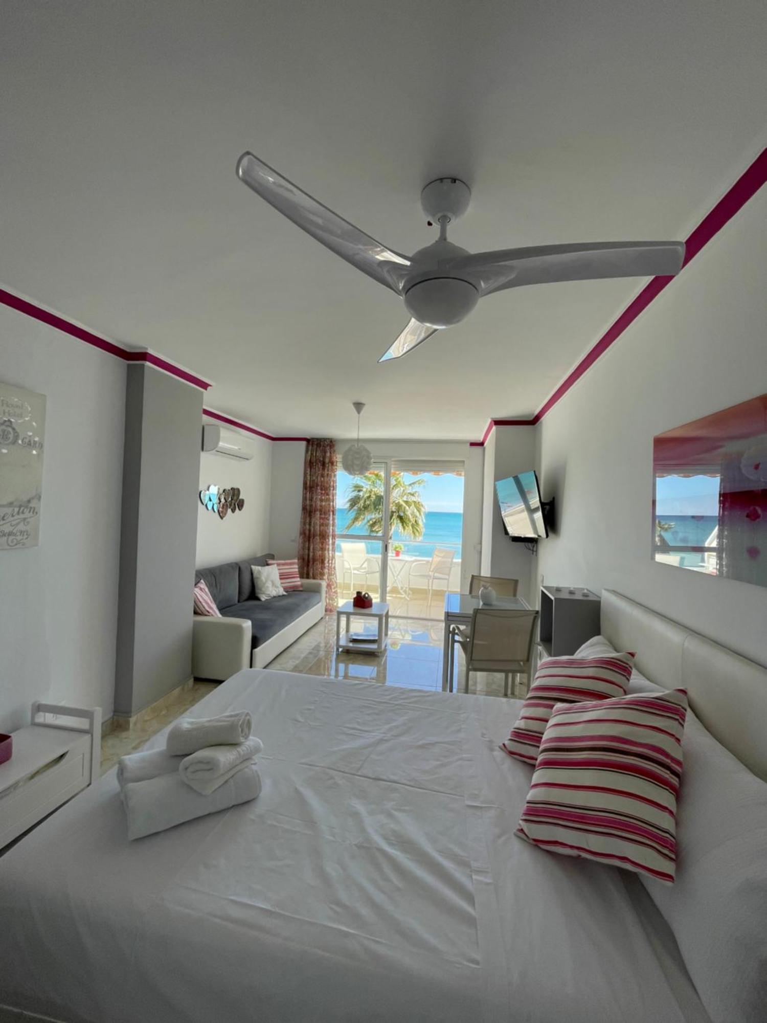 Roca Chica. Studio - First Line Beach Τορρεμολίνος Εξωτερικό φωτογραφία