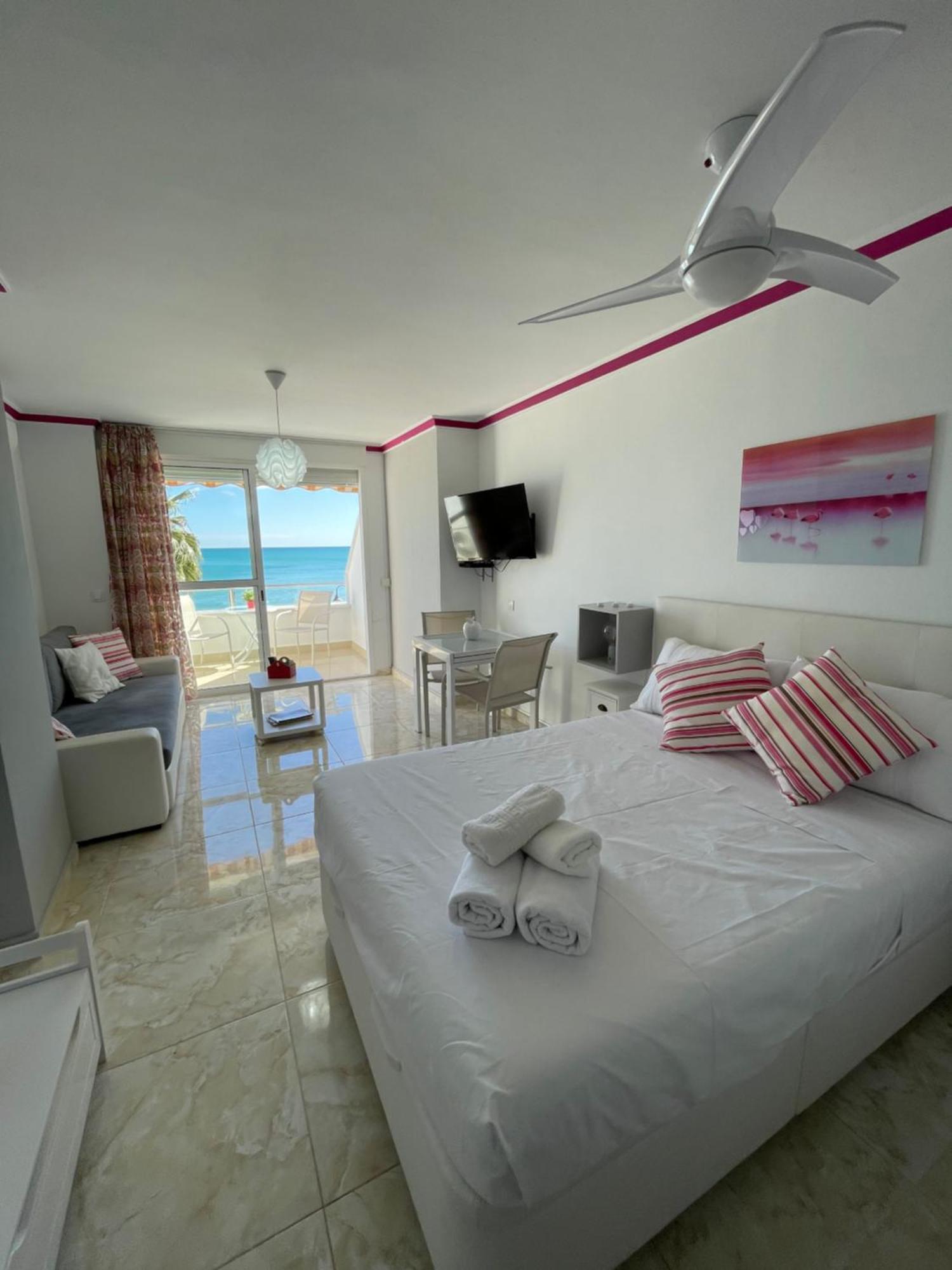 Roca Chica. Studio - First Line Beach Τορρεμολίνος Εξωτερικό φωτογραφία