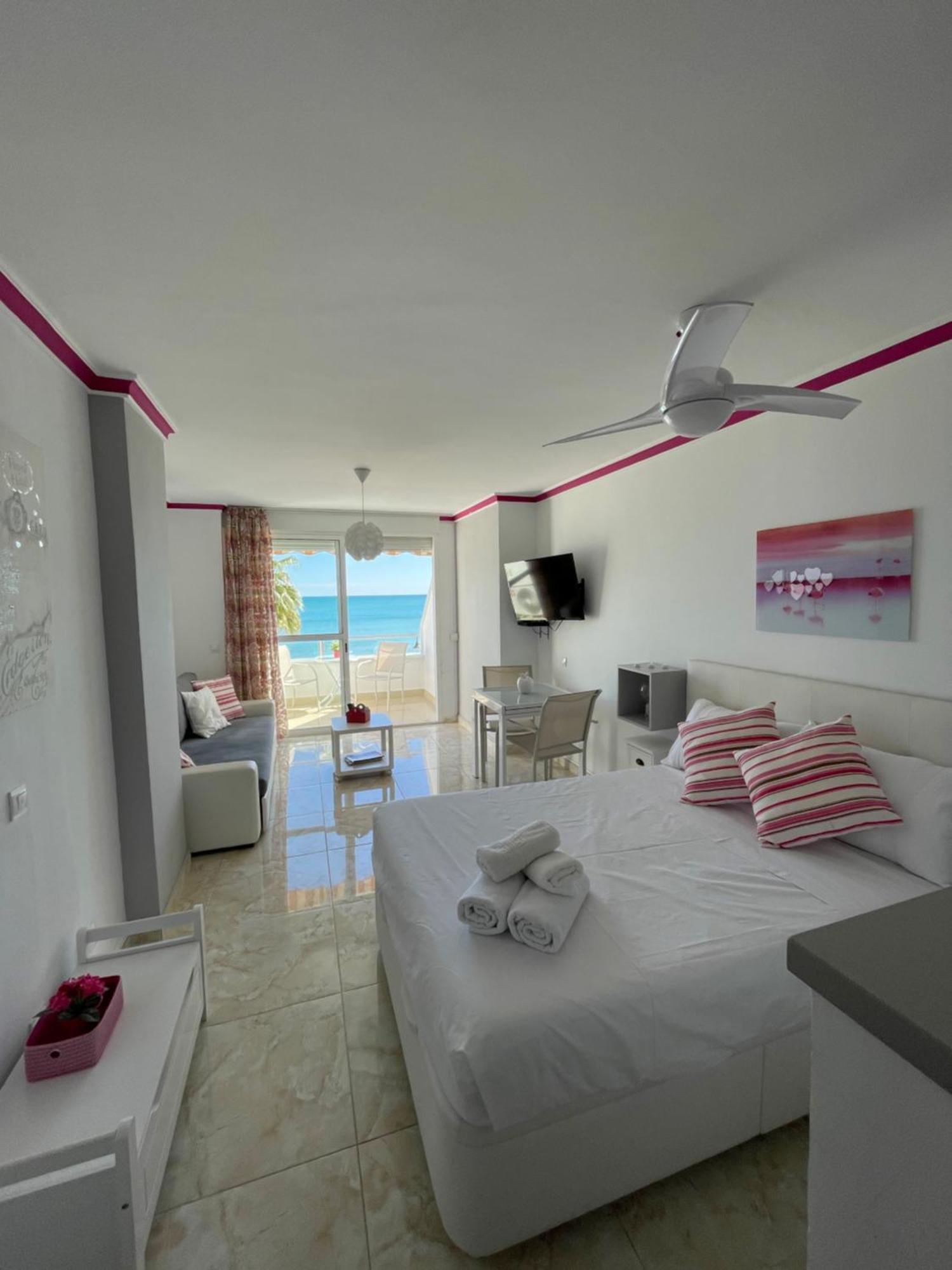 Roca Chica. Studio - First Line Beach Τορρεμολίνος Εξωτερικό φωτογραφία