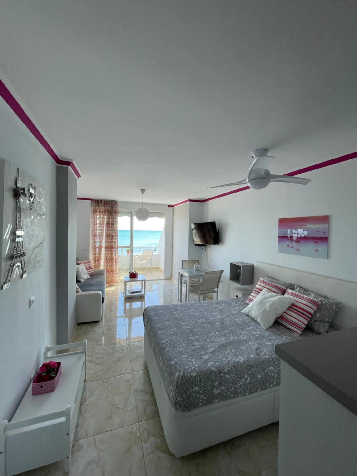 Roca Chica. Studio - First Line Beach Τορρεμολίνος Εξωτερικό φωτογραφία