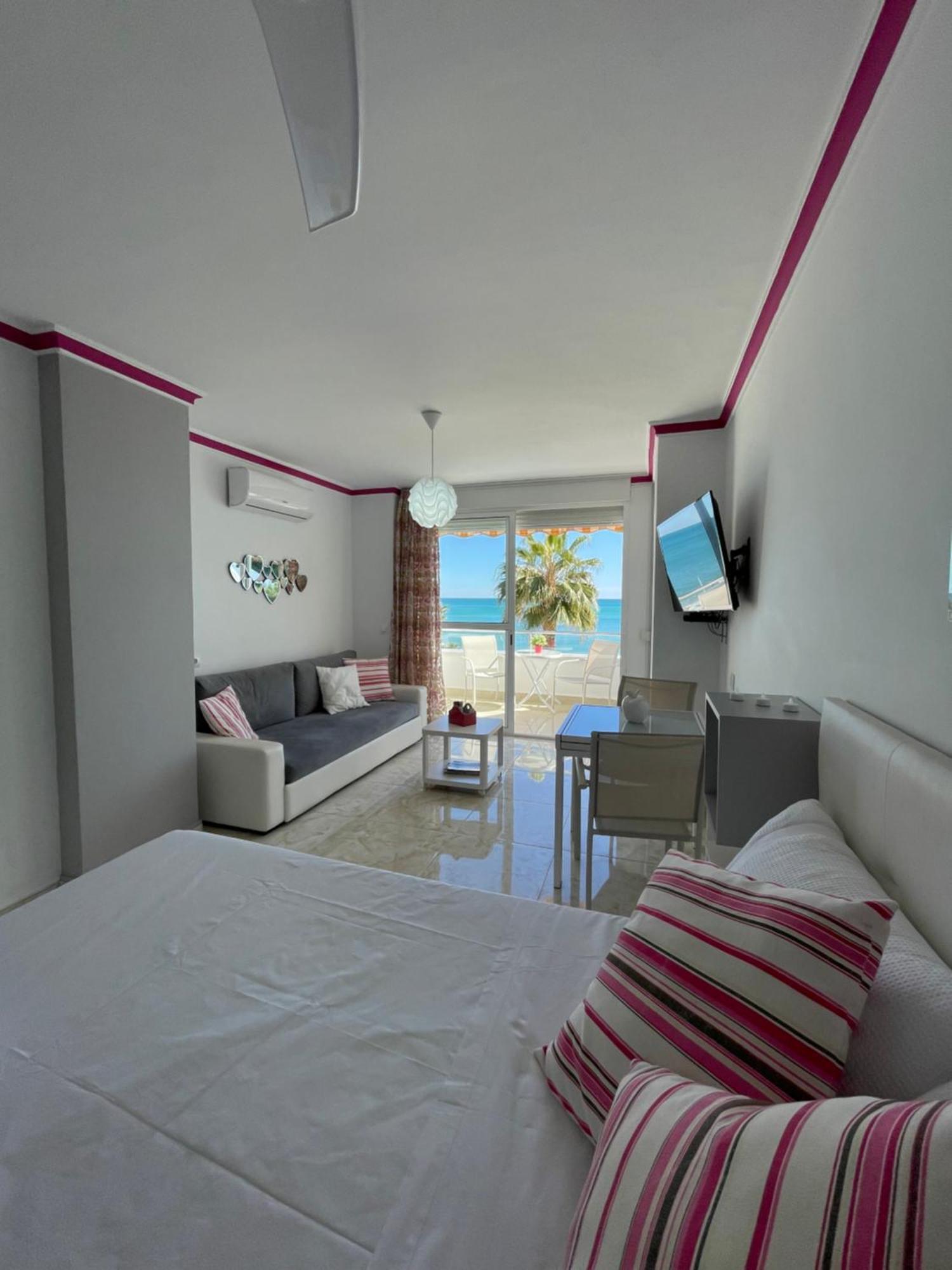 Roca Chica. Studio - First Line Beach Τορρεμολίνος Εξωτερικό φωτογραφία