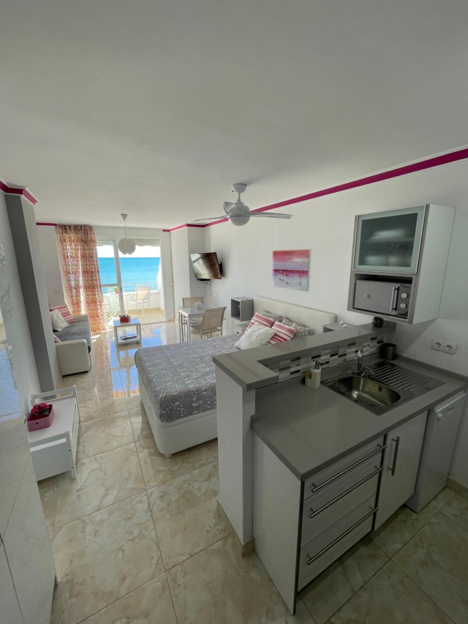 Roca Chica. Studio - First Line Beach Τορρεμολίνος Εξωτερικό φωτογραφία