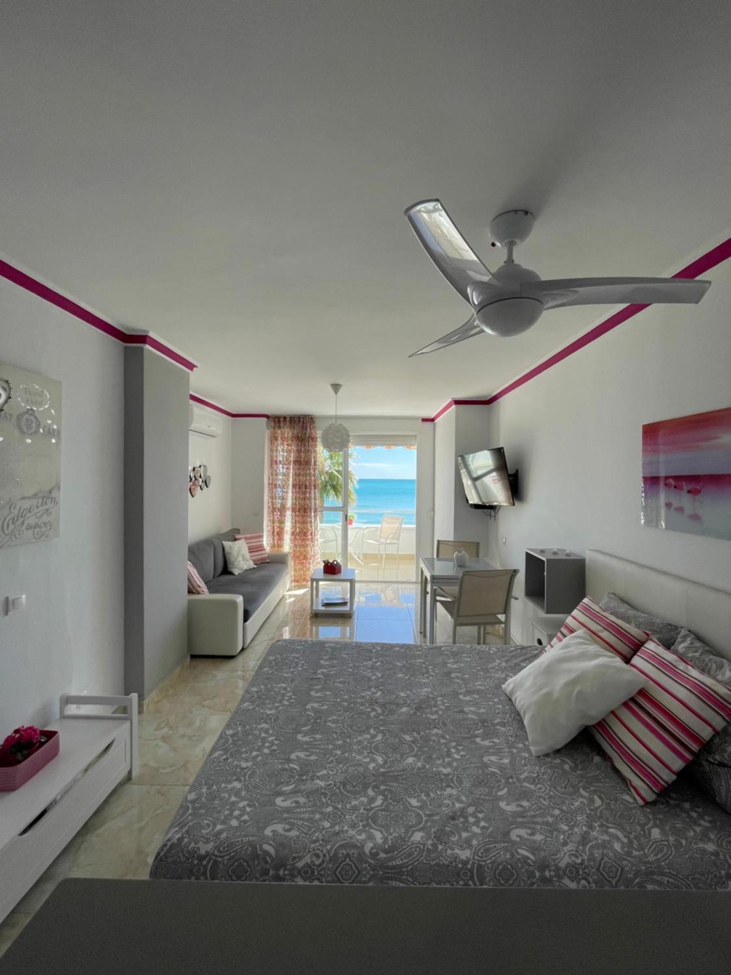 Roca Chica. Studio - First Line Beach Τορρεμολίνος Εξωτερικό φωτογραφία