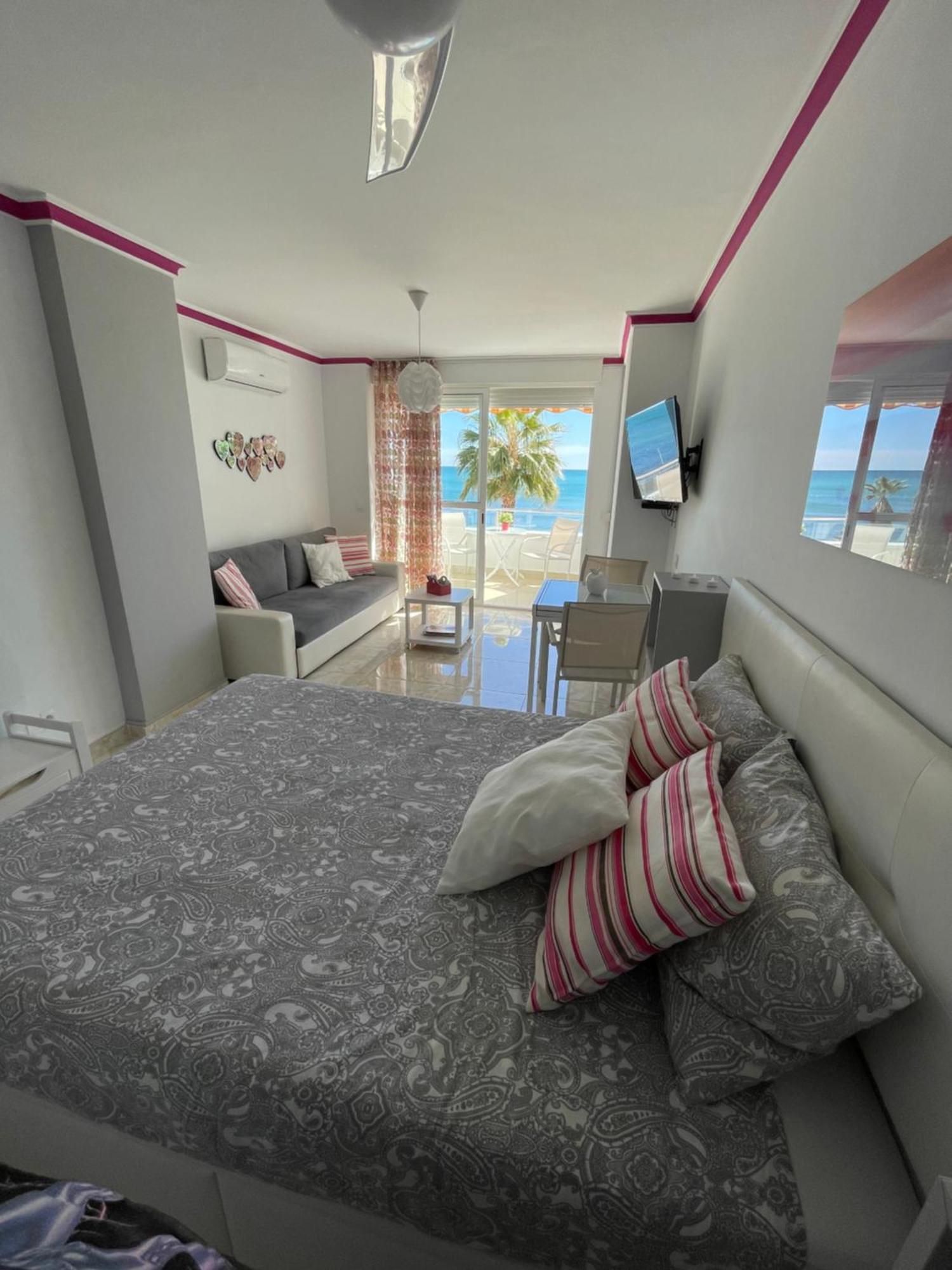 Roca Chica. Studio - First Line Beach Τορρεμολίνος Εξωτερικό φωτογραφία